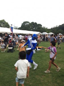 夢ナリエの会場で子どもたちとふれあう私