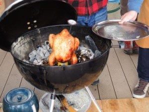 BBQ料理の1つ「ビア缶チキン」は、缶に肉詰めして焼く…のではなく、チキンにビール缶が挿してあるのです！ビールの炭酸などで肉が柔らかく美味しくなります〜