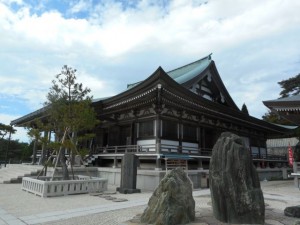 菜の花や月は東に日は西に　蕪村